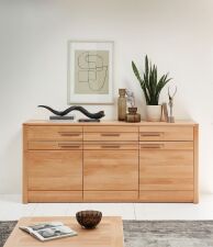 Nábytek do obývacího pokoje a jídelny NATURA_ sideboard 12 18 FF 20_ rozměry š/v/h_ 190/86/45 cm_ čelní pohled_ foto s dekorací_ obr. 10