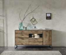 Nábytek do obývacího pokoje a jídelny RICHMOND_ sideboard 4T 23 VV 23_ rozměry š/v/h_ 175/91/48 cm_ foto s dekorací_ LED osvětlení jako volitelné příslušenství_ obr. 4