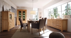 Nábytek do obývacího pokoje a jídelny SIENA_ sestava "dining room"_ vitrína A-05109-A (viz. obr. 3) + sideboard A-05106 + kombiskříňka A-05128 + jídelní stůl 705150 60_ jídelní křesla nejsou součástí sestavy a slouží pouze jako dekorace k nábytku_ volitelné LED osvětlení_ foto s dekoracemi_ obr. 1