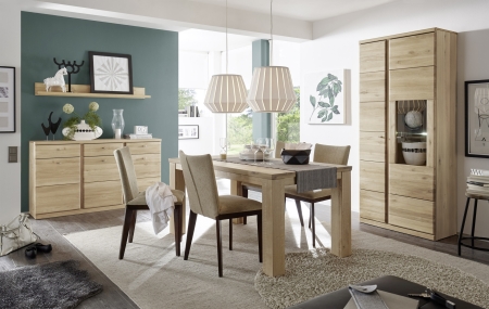 Nábytek do obývacího pokoje a jídelny TERANO II._ sestava "dining room"_ sideboard 49 + závěsná police 68 + vitrína 10 + jídelní stůl L-08200-EXT 160 cm_ jídelní židle nejsou součástí sestavy a slouží pouze jako dekorace k nábytku_ volitelné LED osvětlení_ foto s dekoracemi_ obr. 1