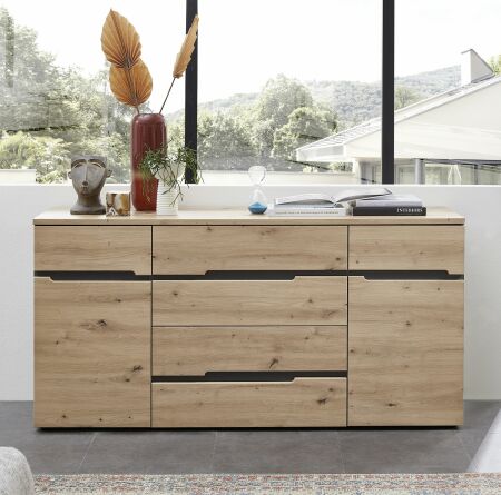 Nábytek do obývacího pokoje a jídelny VANCOUVER_ sideboard 1K G6 GH 20_ rozměry š/v/h_ 165/82/44 cm_ čelní pohled_ foto s dekoracemi_ obr. 3