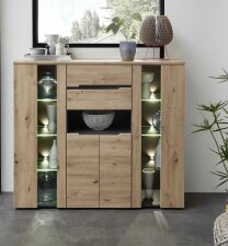 Nábytek do obývacího pokoje a jídelny VANCOUVER_ highboard 1K G6 GH 21_ rozměry š/v/h_ 145/127/38 cm_ včetně LED osvětlení_ čelní pohled_ foto s dekoracemi_ obr. 6