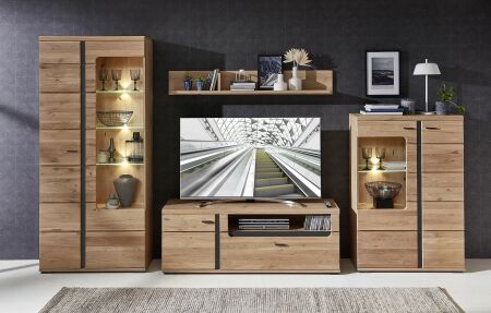 Nábytek do obývacího pokoje ATLANTA_ sestava 1L 17 HU 80_ rozměry š/v/h_ 360/203/42 cm_ čelní pohled_ včetně LED osvětlení_ foto s dekorací_ obr. 6