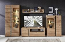 Nábytek do obývacího pokoje ATLANTA_ sestava 1L 17 HU 80_ rozměry š/v/h_ 360/203/42 cm_ čelní pohled_ včetně LED osvětlení_ foto s dekorací_ obr. 6