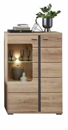 Nábytek do obývacího pokoje ATLANTA_ vitrína pravá 1L 17 HU 04_ rozměry š/v/h_ 90/134/38 cm_ čelní pohled_ včetně LED osvětlení_ foto s dekorací_ obr. 9