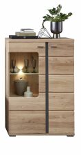 Nábytek do obývacího pokoje ATLANTA_ vitrína pravá 1L 17 HU 04_ rozměry š/v/h_ 90/134/38 cm_ čelní pohled_ včetně LED osvětlení_ foto s dekorací_ obr. 9
