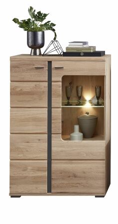 Nábytek do obývacího pokoje ATLANTA_ vitrína levá 1L 17 HU 03_ rozměry š/v/h_ 90/134/38 cm_ čelní pohled_ včetně LED osvětlení_ foto s dekorací_ obr. 6