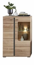 Nábytek do obývacího pokoje ATLANTA_ vitrína levá 1L 17 HU 03_ rozměry š/v/h_ 90/134/38 cm_ čelní pohled_ včetně LED osvětlení_ foto s dekorací_ obr. 6 Nábytek do obývacího pokoje ATLANTA_ vitrína levá 1L 17 HU 03_ rozměry š/v/h_ 90/134/38 cm_ čelní pohled_ včetně LED osvětlení_ foto s dekorací_ obr. 6