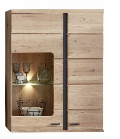 Nábytek do obývacího pokoje ATLANTA_ závěsná vitrína 1L 17 HU 11_ rozměry š/v/h_ 90/120/38 cm_ čelní pohled_ včetně LED osvětlení_ foto s dekorací_ obr. 11