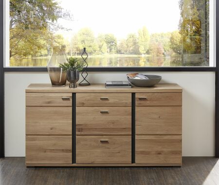 Nábytek do obývacího pokoje ATLANTA_ sideboard 1L 17 HU 20_ rozměry š/v/h_ 170/86/42 cm_ čelní pohled_ foto s dekorací_ obr. 13