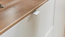 Nábytek do obývacího pokoje BASIC_ detail předních ploch, úchytky a horní desky_ obr. 2