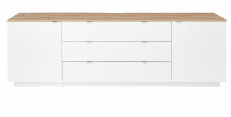 Nábytek do obývacího pokoje BASIC_ TV- sideboard 10 J3 99 20_ rozměry š/v/h_ 240/77/44 cm_ čelní pohled_ foto s dekoracemi_ obr. 5