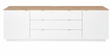 Nábytek do obývacího pokoje BASIC_ TV- sideboard 10 J3 99 20_ rozměry š/v/h_ 240/77/44 cm_ čelní pohled_ foto s dekoracemi_ obr. 5