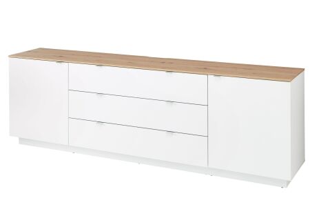 Nábytek do obývacího pokoje BASIC_ TV- sideboard 10 J3 99 20_ rozměry š/v/h_ 240/77/44 cm_ šikmý pohled_ foto s dekoracemi_ obr. 6