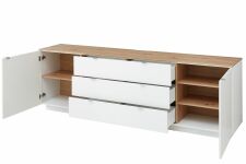 Nábytek do obývacího pokoje BASIC_ TV- sideboard 10 J3 99 20_ rozměry š/v/h_ 240/77/44 cm_ otevřený_ foto s dekoracemi_ obr. 7