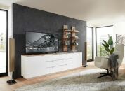 Nábytek do obývacího pokoje BASIC_ TV- sideboard 10 J3 99 20_ rozměry š/v/h_ 240/77/44 cm + 2x závěsný policový panel 10 J3 99 50_ rozměry š/v/h_ 38/120/22 cm_ foto s dekoracemi_ obr. 1