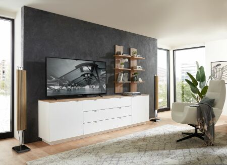 Nábytek do obývacího pokoje BASIC_ TV- sideboard 10 J3 99 20_ rozměry š/v/h_ 240/77/44 cm + 2x závěsný policový panel 10 J3 99 50_ rozměry š/v/h_ 38/120/22 cm_ foto s dekoracemi_ obr. 1