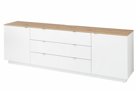 Nábytek do obývacího pokoje BASIC_ TV- sideboard 10 J3 99 20_ rozměry š/v/h_ 240/77/44 cm_ šikmý pohled_ foto s dekoracemi_ obr. 6