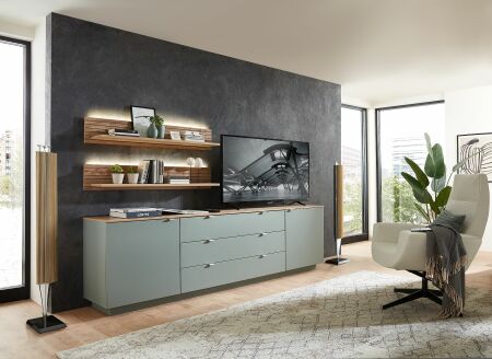 Nábytek do obývacího pokoje BASIC_ TV- sideboard 10 J3 99 21_ rozměry š/v/h_ 240/77/44 cm + 2x závěsná police 10 J3 99 45_ rozměry š/v/h_ 120/22/23 cm_ s LED osvětlením_ foto s dekoracemi_ obr. 1
