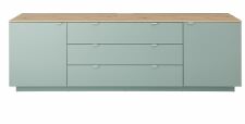 Nábytek do obývacího pokoje BASIC_ TV- sideboard 10 J3 99 21_ rozměry š/v/h_ 240/77/44 cm_ čelní pohled_ foto s dekoracemi_ obr. 5