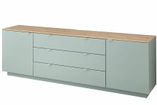 Nábytek do obývacího pokoje BASIC_ TV- sideboard 10 J3 99 21_ rozměry š/v/h_ 240/77/44 cm_ šikmý pohled_ foto s dekoracemi_ obr. 6