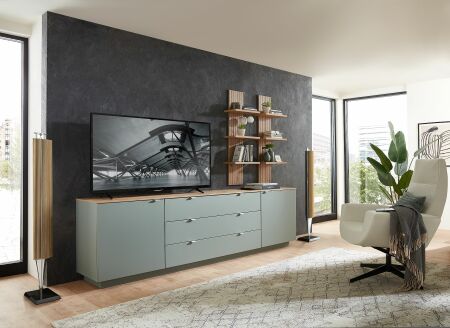 Nábytek do obývacího pokoje BASIC_ TV- sideboard 10 J3 99 21_ rozměry š/v/h_ 240/77/44 cm + 2x závěsný policový panel 10 J3 99 50_ rozměry š/v/h_ 38/120/22 cm_ foto s dekoracemi_ obr. 1