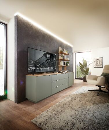 Nábytek do obývacího pokoje BASIC_ TV- sideboard 10 J3 99 21_ rozměry š/v/h_ 240/77/44 cm + 2x závěsný policový panel 10 J3 99 50_ rozměry š/v/h_ 38/120/22 cm_ foto s dekoracemi_ obr. 2