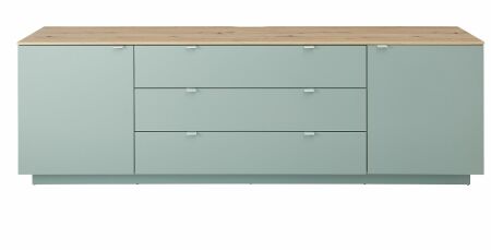 Nábytek do obývacího pokoje BASIC_ TV- sideboard 10 J3 99 21_ rozměry š/v/h_ 240/77/44 cm_ čelní pohled_ foto s dekoracemi_ obr. 6