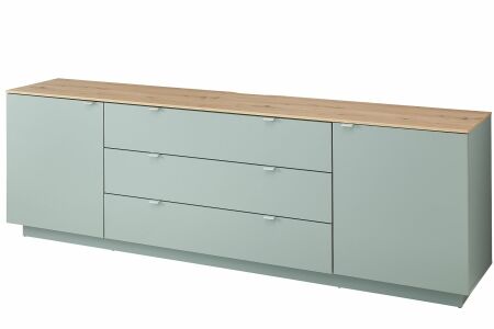 Nábytek do obývacího pokoje BASIC_ TV- sideboard 10 J3 99 21_ rozměry š/v/h_ 240/77/44 cm_ šikmý pohled_ foto s dekoracemi_ obr. 7