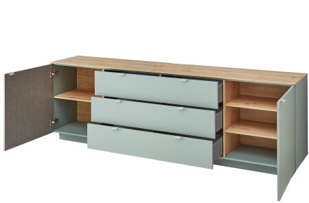 Nábytek do obývacího pokoje BASIC_ TV- sideboard 10 J3 99 21_ rozměry š/v/h_ 240/77/44 cm_ otevřený_ foto s dekoracemi_ obr. 8
