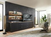 Nábytek do obývacího pokoje BASIC_ TV- sideboard 10 J3 99 22_ rozměry š/v/h_ 240/77/44 cm + 2x závěsná police 10 J3 99 45_ rozměry š/v/h_ 120/22/23 cm_ s LED osvětlením_ foto s dekoracemi_ obr. 1