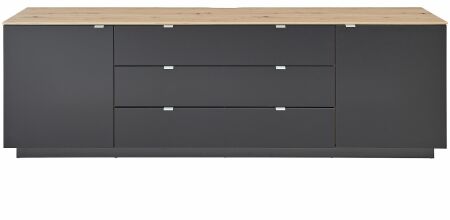 Nábytek do obývacího pokoje BASIC_ TV- sideboard 10 J3 99 22_ rozměry š/v/h_ 240/77/44 cm_ čelní pohled_ foto s dekoracemi_ obr. 5