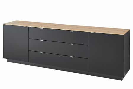 Nábytek do obývacího pokoje BASIC_ TV- sideboard 10 J3 99 22_ rozměry š/v/h_ 240/77/44 cm_ šikmý pohled_ foto s dekoracemi_ obr. 6