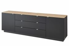 Nábytek do obývacího pokoje BASIC_ TV- sideboard 10 J3 99 22_ rozměry š/v/h_ 240/77/44 cm_ šikmý pohled_ foto s dekoracemi_ obr. 6