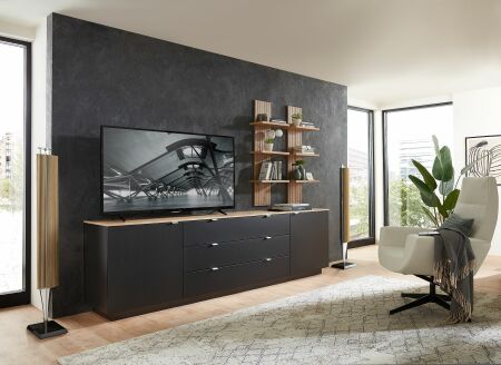 Nábytek do obývacího pokoje BASIC_ TV- sideboard 10 J3 99 22_ rozměry š/v/h_ 240/77/44 cm + 2x závěsný policový panel 10 J3 99 50_ rozměry š/v/h_ 38/120/22 cm_ foto s dekoracemi_ obr. 1