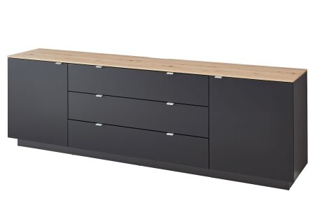 Nábytek do obývacího pokoje BASIC_ TV- sideboard 10 J3 99 22_ rozměry š/v/h_ 240/77/44 cm_ šikmý pohled_ foto s dekoracemi_ obr. 6