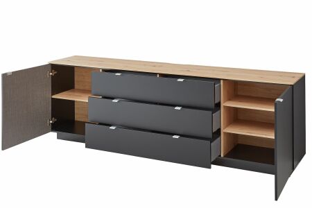 Nábytek do obývacího pokoje BASIC_ TV- sideboard 10 J3 99 22_ rozměry š/v/h_ 240/77/44 cm_ otevřený_ foto s dekoracemi_ obr. 7