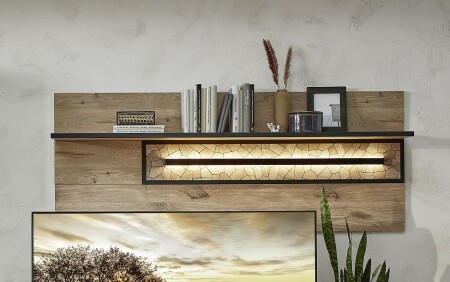 Nábytek do obývacího pokoje CIMA_ závěsný policový panel 40 78 HH 41_ rozměry š/v/h_ 160/64/24 cm_ LED osvětlení jako volitelné příslušenství_ foto s dekorací_ obr. 10