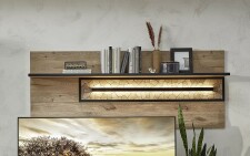 Nábytek do obývacího pokoje CIMA_ závěsný policový panel 40 78 HH 41_ rozměry š/v/h_ 160/64/24 cm_ LED osvětlení jako volitelné příslušenství_ foto s dekorací_ obr. 9