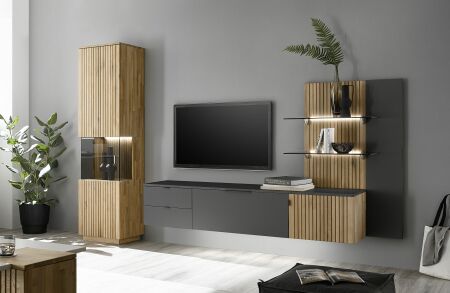 Nábytek do obývacího pokoje FELINO at_ sestava 40 20 K1-2_ rozměry š/v/h_ 300/204/42 cm_ LED osvětlení jako volitelné příslušenství_ foto s dekorací_ obr. 2