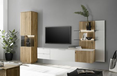 Nábytek do obývacího pokoje FELINO wg_ sestava 40 20 K1-1_ rozměry š/v/h_ 300/204/42 cm_ LED osvětlení jako volitelné příslušenství_ foto s dekorací_ obr. 1