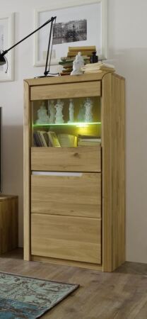 Nábytek do obývacího pokoje FIRENZE_ vitrína nízká 40 52 12 02 _ rozměry š/v/h_ 63/134/41 cm_ LED osvětlení jako volitelné příslušenství_ foto s dekorací_ obr. 8