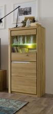 Nábytek do obývacího pokoje FIRENZE_ vitrína nízká 40 52 12 02 _ rozměry š/v/h_ 63/134/41 cm_ LED osvětlení jako volitelné příslušenství_ foto s dekorací_ obr. 8