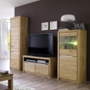 Nábytek do obývacího pokoje FIRENZE_ sestava 40 52 34_ rozměry š/v/h_ 240 (bez mezer mezi elementy)/198/46 cm_ LED osvětlení jako volitelné příslušenství_ foto s dekoracemi_ obr. 1