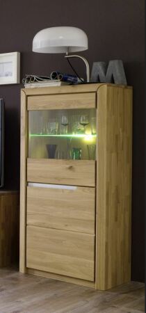 Nábytek do obývacího pokoje FIRENZE_ vitrína nízká 40 52 12 02 _ rozměry š/v/h_ 63/134/41 cm_ LED osvětlení jako volitelné příslušenství_ foto s dekorací_ obr. 8