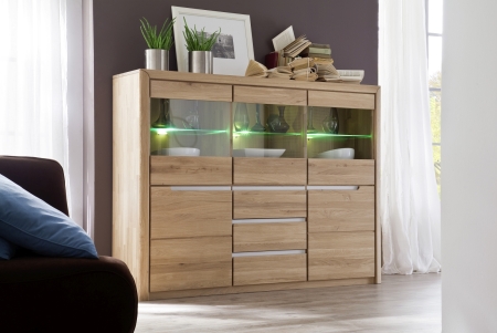 Nábytek do obývacího pokoje FIRENZE_ highboard 40 52 12 48 _ rozměry š/v/h_ 180/134/41 cm_ LED osvětlení jako volitelné příslušenství_ foto s dekorací_ obr. 9