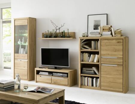 Nábytek do obývacího pokoje FIRENZE_ sestava 40 52 35_ rozměry š/v/h_ 291 (bez mezer mezi elementy)/198/46 cm_ LED osvětlení jako volitelné příslušenství_ foto s dekoracemi_ obr. 1