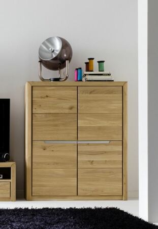 Nábytek do obývacího pokoje FIRENZE_ skříňka 40 52 12 07 _ rozměry š/v/h_ 114/134/41 cm_ foto s dekorací_ obr. 7