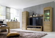 Nábytek do obývacího pokoje FIRENZE_ sestava kombi 6_ vitrína vysoká 13 + skříňka vysoká 08 + TV-spodní díl velký 21 + závěsná police velká 31 + sideboard 49_ LED osvětlení jako volitelné příslušenství_ foto s dekoracemi_ obr. 1