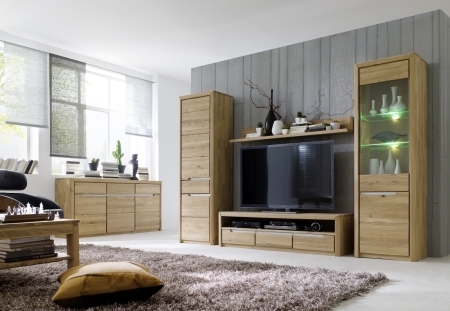 Nábytek do obývacího pokoje FIRENZE_ sestava kombi 6_ vitrína vysoká 13 + skříňka vysoká 08 + TV-spodní díl velký 21 + závěsná police velká 31 + sideboard 49_ LED osvětlení jako volitelné příslušenství_ foto s dekoracemi_ obr. 1